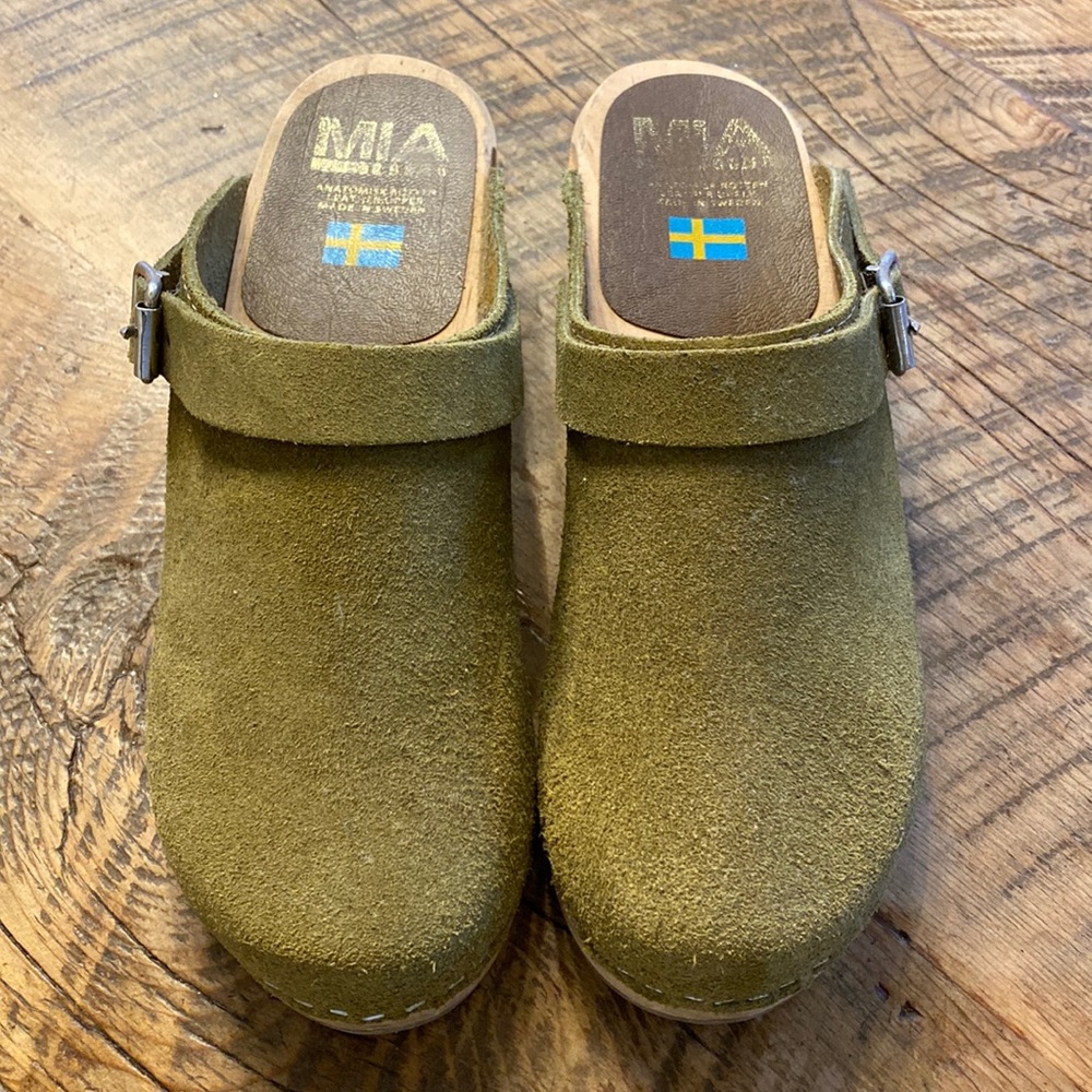 Suede clogs
